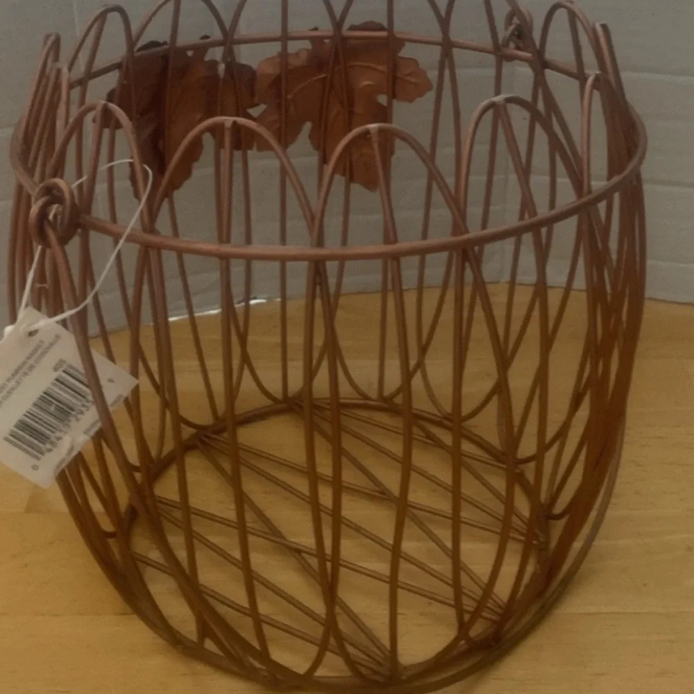 Decorative Copper color Wire Basket with Leaf Accents & handles About 7x7 NWT
